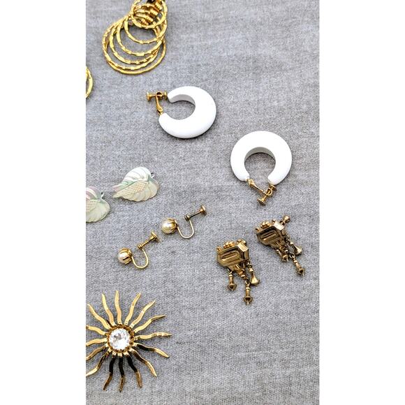 Lot of 10 Pair Vintage Clip On Screw On Gold Tone Earrings - Picture 4 of 5